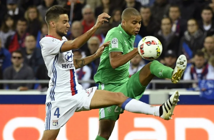 Le défenseur de Lyon Emanuel Mammana à la lutte avec le Stéphanois Kevin Monnet-Paquet lors du derby au Parc OL, le 2 octobre 2016