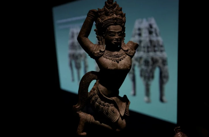 Une statuette de divinité présentée dans le cadre de l'exposition "Bronzes royaux d'Angkor" au musée Guimet à Paris, le 28 avril 2025