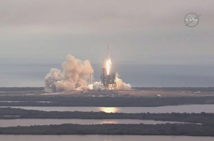 Photo capturée de la NASA TV du lancement de la capsule Dragon à bord de sa fusée Falcon 9, le 19 février 2017 du Centre spatial Kennedy en Floride
