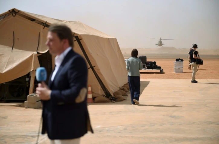 Des journalistes attendent l'arrivée du président Macron à Gao, dans le nord du Mali, le 19 mai 2017