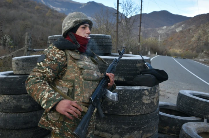 Un soldat arménien en faction devant un barrage sur la ligne de démarcation sur la route de Kalbajar le 25 novembre 2020