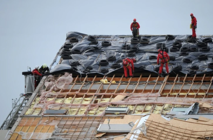 Des pompiers sur le toit d'une école endommagé par la tempête le 4 février 20107 à Bourcefranc-le-Chapus