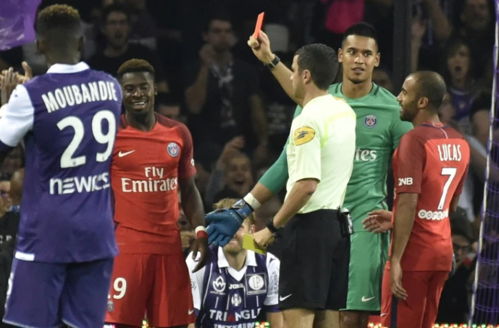 L'arbitre Franck Schneider montre le carton rouge Ă Serge Aurier, le 23 septembre 2016 lors du match Ă Toulouse