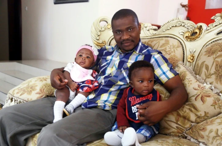 Kelly Chuunga avec ses jumeaux, Karen et Kelly junior, le 22 septembre 2017 à Lusaka, en Zambie 