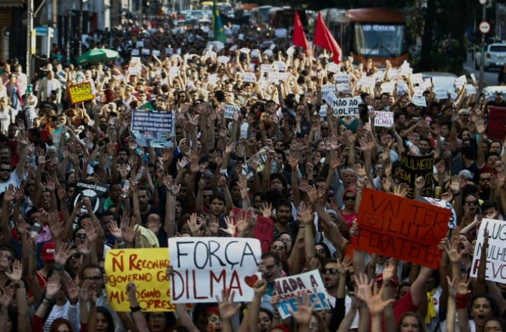 Des milliers de personnes manifestent le 15 mai 2016 à Sao Paulo au Brésil contre le gouvernement du président par intérim Michel Temer