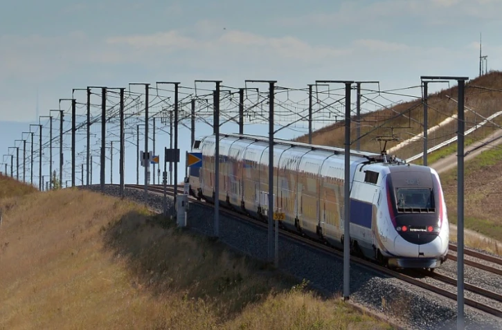 Un TGV durant un essai sur une portion de la LGV Paris-Strasbourg, près de Gougenheim, dans le Bas-Rhin, le 28 septembre 2015