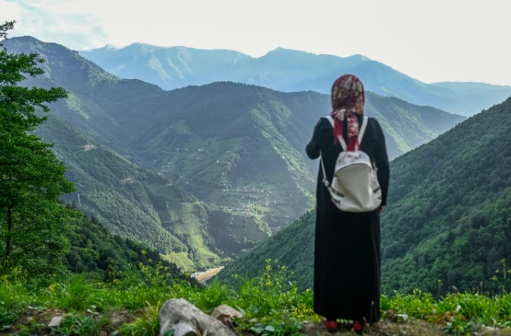 Une villageoise regarde les dégâts causés par une carrière de pierre dans la vallée en dessous, à Ikizdere, en Turquie, le 7 juin 2021