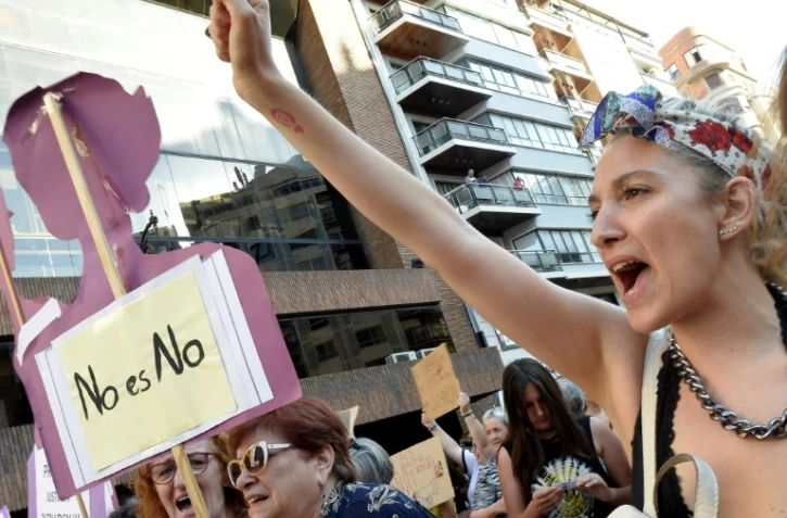 Des femmes manifestent contre la remise en liberté provisoire des membres de "La Meute", le 22 juin 2018 à Valence (est de l'Espagne)