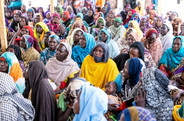 Des Tchadiens de retour au pays rencontrent une délégation de l'Organisation internationale pour les migrations (OIM) à Tongori, le 9 juin 2026