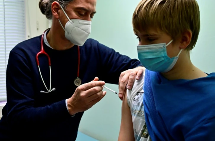 Un pédiatre vaccine un adolescent dans son cabinet de Berlin, le 14 décembre 2021