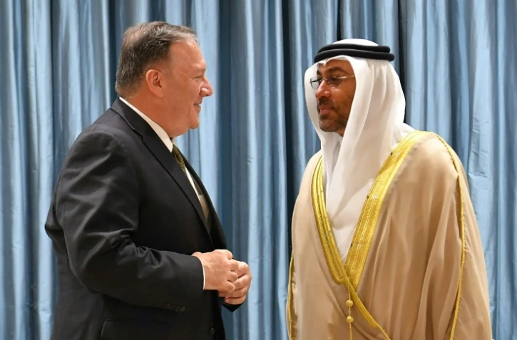 Le secrétaire d'Etat américain Mike Pompeo (G) s'entretient avec le ministre d'Etat des Emirats arabes unis, Ahmed al-Sayegh (D), le 19 septembre 2019 à Abou Dhabi