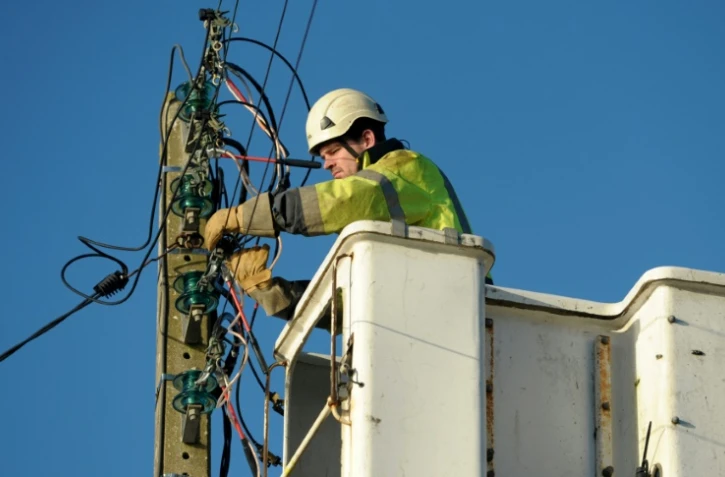 Un technicien répare une ligne électrique le 13 janvier 2017 à Tregung dans l'ouest de la France