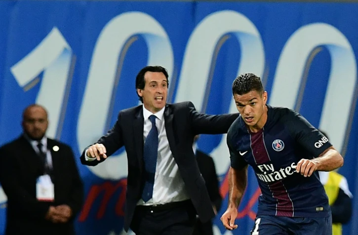 Hatem Ben Arfa après avoir reçu des consignes de son entraîneur Unai Emery face à Saint-Etienne au Parc des Princes, le 9 septembre 2016