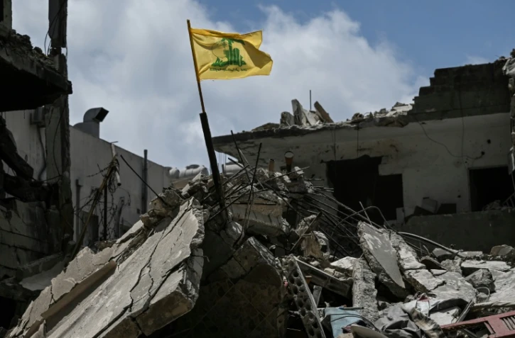 Le drapeau jaune du Hezbollah dans les décombres d'un bâtiment détruit par une frappe aérienne israélienne à Tyr, dans le sud du Liban, le 23 juin 2026