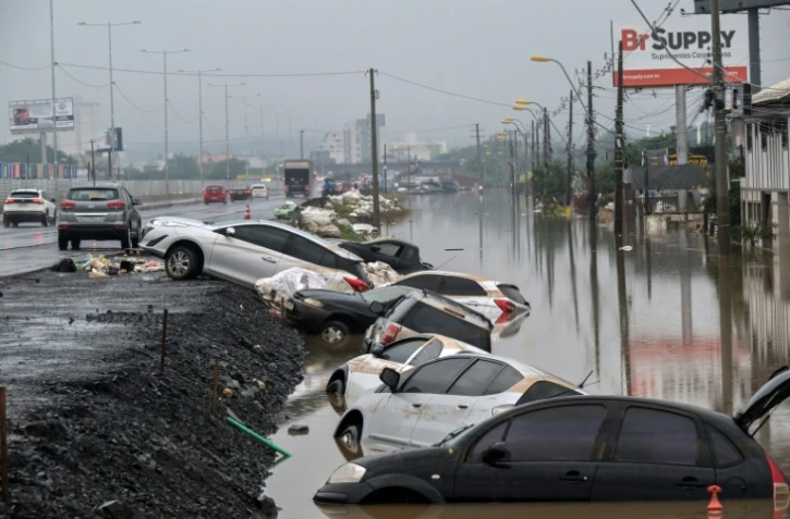 Vue de voitures bloquées le long d'une route à Sao Leopoldo, en banlieue de Porto Alegre, dans l'Etat du Rio Grande do Sul, au Brésil, le 12 mai 2024