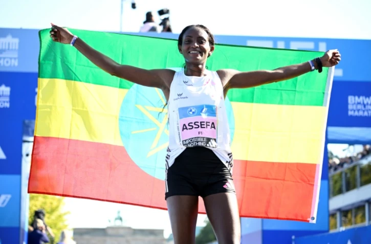 L'Ethiopienne Tigst Assefa célèbre sa victoire après avoir battu le record du monde féminin du marathon à Berlin, en Allemagne, le 24 septembre 2023