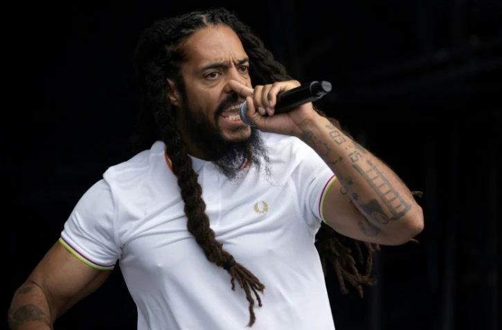 Bobby Vylan, l'un des membres du groupe de rap britannique Bob Vylan, en concert au festival de Glastonbury à Pilton, dans le sud-ouest de l'Angleterre, le 28 juin 2025