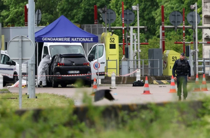 Un médecin légiste sur le site d'une attaque à la voiture bélier contre un fourgon pénitentiaire, au péage routier à Incarville, dans l'Eure, le 14 mai 2024