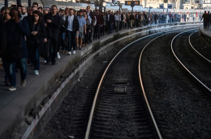 Les quais bondés de la gare Saint-Lazare à Paris le 19 avril 2018