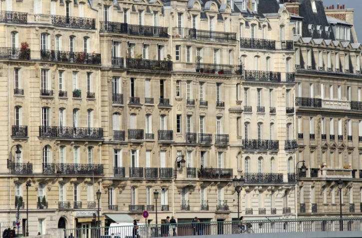 Un jeune homme a escaladé à mains nues samedi la façade d'un immeuble pour secourir un enfant de quatre ans, suspendu dans le vide, et dont le père a ensuite été placé en garde à vue