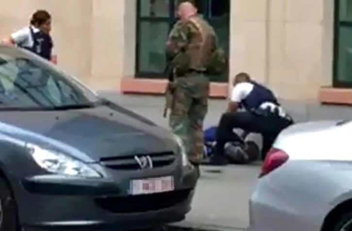 Une capture d'écran montrant des policiers sur les lieux de l'attaque au couteau contre des militaires à Bruxelles, le 25 août 2017