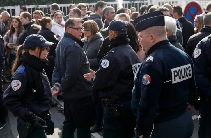 Rassemblement de policiers en solidarité avec leurs collègues attaqués samedi dans l'Essonne, le 11 octobre 2016 à Evry