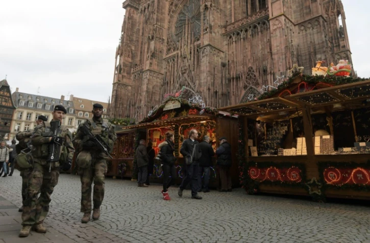 Quelque 160 policiers municipaux, 150 agents de sécurité, des militaires du dispositif Sentinelle et des renforts en CRS et gardes mobiles patrouillent près de la cathédrale et sur le marché de Noël de Strasbourg, le 25 novembre 2016