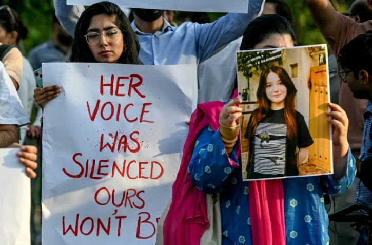 Deux jeunes femmes rendant hommage à l'influenceuse pakistanaise Sana Yousaf,  assassinée à son domicile par un individu dont elle avait refusé les avances, lors d'un rassemblement à Islamabad, le 5 juin 2025