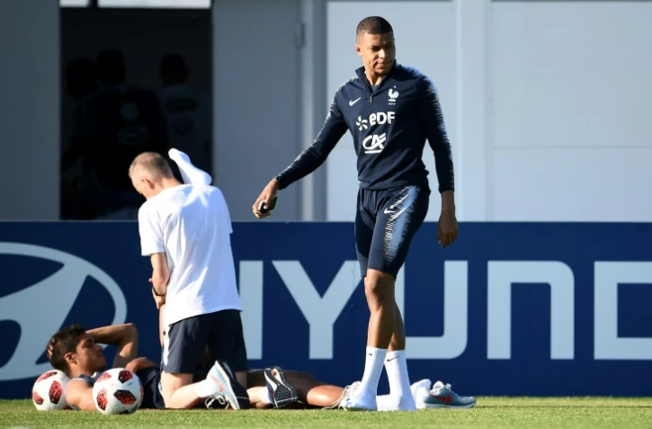 Kylian Mbappé et Raphaël Varane (au sol) à l'entraînement de l'équipe de France, le 12 juillet 2018 à Istra, dans la région de Moscou  