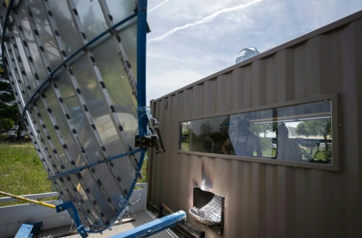 Le cuisinier Pierre-André Aubert dans la cuisine du restaurant "Présage" alimentée en énergie solaire, le 4 juin 2021 près de Marseille