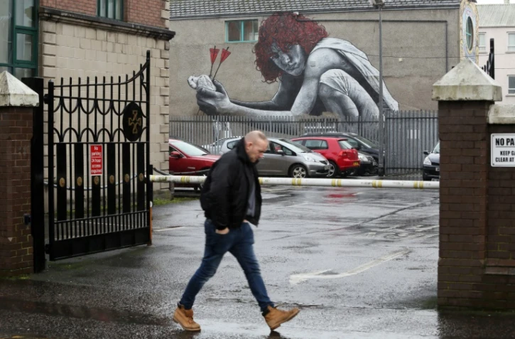 L'oeuvre d'un artiste français baptisé  "Le fils de Protagoras" sur un mur à Belfast, en Irlande du Nord, au Royaume-Uni, le 28 février 2017