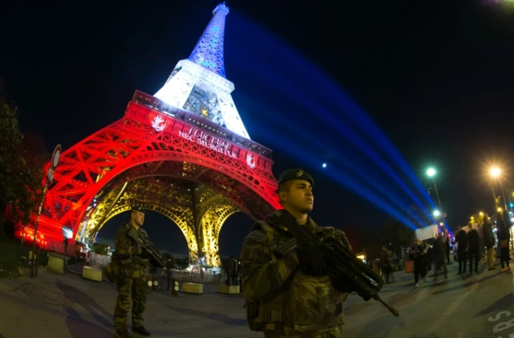 Des policiers sous la Tour Eiffel dans le cadre du plan Vigipirate le 18 novembre 2015 à Paris