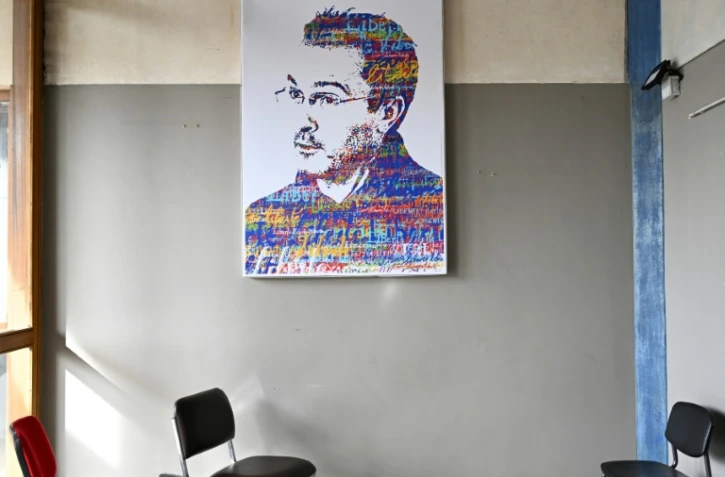 Un portrait de l’enseignant assassiné Samuel Paty lors d’une cérémonie d’hommage au collège du Bois-d’Aulne à Conflans-Sainte-Honorine, en banlieue parisienne, le 16 octobre 2023