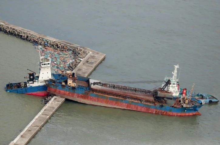 Vue aérienne d'un bateau échoué après le passage du typhon Jebi, à Nishinomiya, dans la préfecture de Hyogo au Japon, le 5 septembre 2018
©JIJI PRESS/AFP  JIJI PRESS