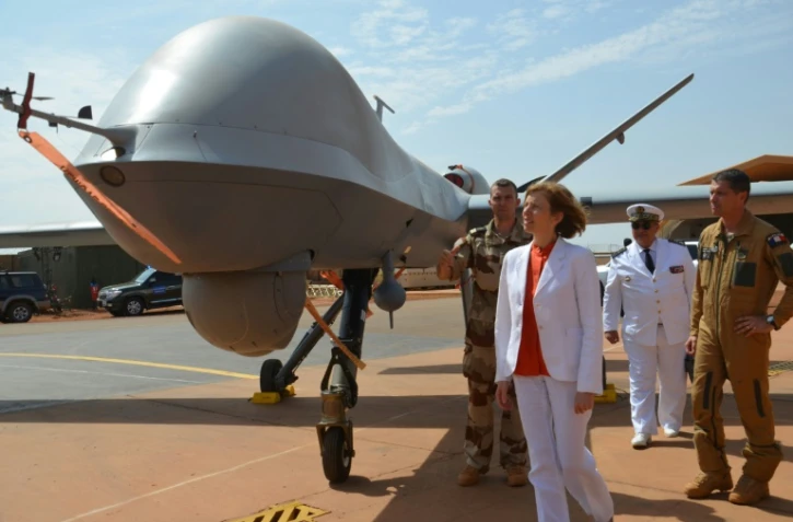 La ministre des Armées, Florence Parly, accompagnée d'officiers de l'opération (anti-jihadiste) française Barkhane à Niamey au Niger, observe un drone le 31 juillet 2017