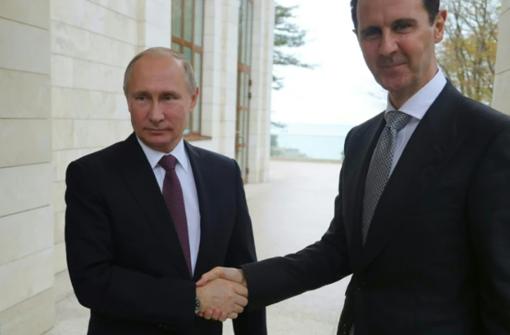 Le président russe Vladimir Poutine serre la main de son homologue syrien Bachar al-Assad à Sotchi le 20 novembre 2017
