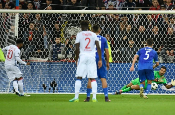 Le Lyonnais Alexandre Lacazette tire un penalty et bute sur Gianluigi Buffon de la Juventus en Ligue des champions, le 18 octobre 2016 à Lyon