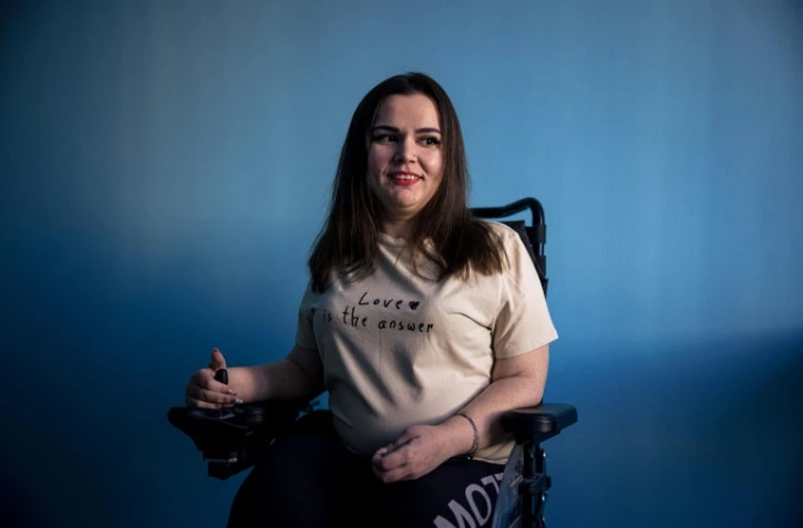 Marina Lissovaïa, atteinte d'amyotrophie spinale, chez elle à Moscou lors d'un entretien avec l'AFP, le 10 novembre 2021