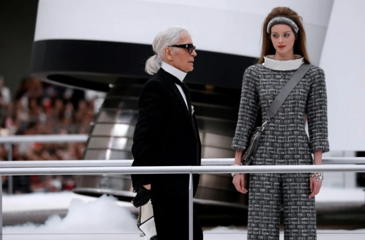 Karl Lagerfeld sur le podium au terme du défilé Chanel, le 7 mars 2017 au Grand Palais à Paris