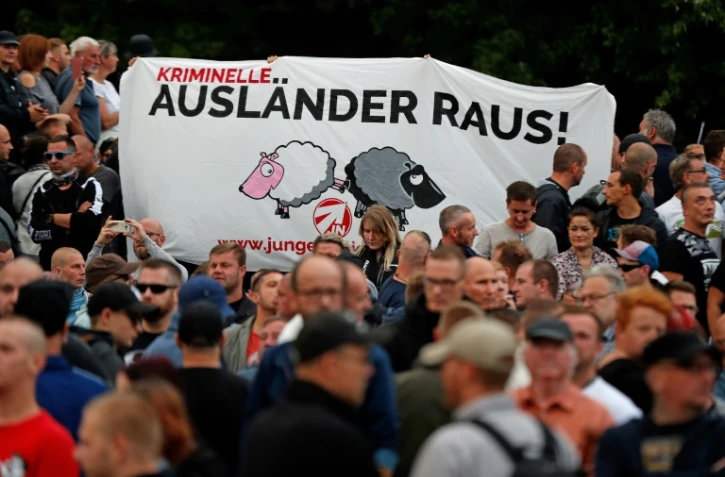 "Les criminels étrangers, dehors!", peut-on lire sur une pancarte dans une manifestation à Chemnitz le 27 août 2018, après la mort d'un Allemand tué dans une "dispute entre des personnes de différentes nationalités" selon la police