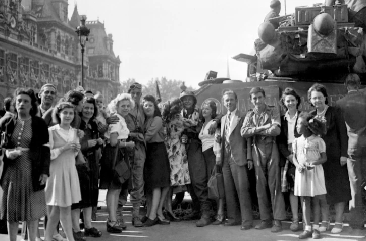 Août 1944, les Parisiens et Parisiennes accueillent les troupes libératrices de la 2ème DB du général Leclerc, place de l'Hôtel de ville
