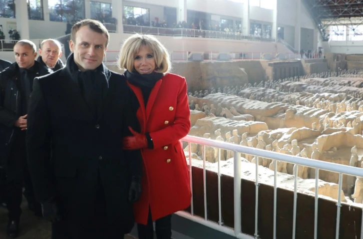 Emmanuel et Brigitte Macron lors de la visite de la célÚbre armée souterraine du premier empereur aprÚs leur arrivée en Chine à Xian, le 8 janvier 2018