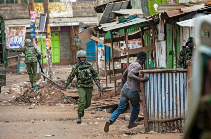 Un policier kényan poursuit un manifestant, le 10 août 2017 à Nairobi