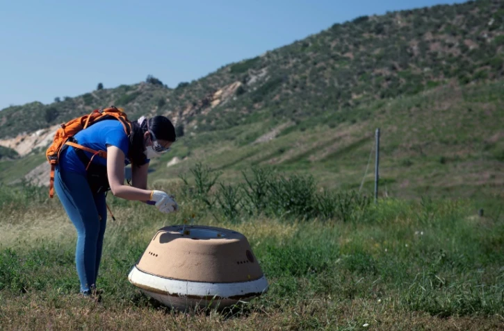 Une réplique de la capsule de la mission Osiris-Rex lors d'une simulation de l'opération de récupération d'un échantillon d'astéroïde par la NASA, le 27 juin 2023 à Littleton, dans le Colorado