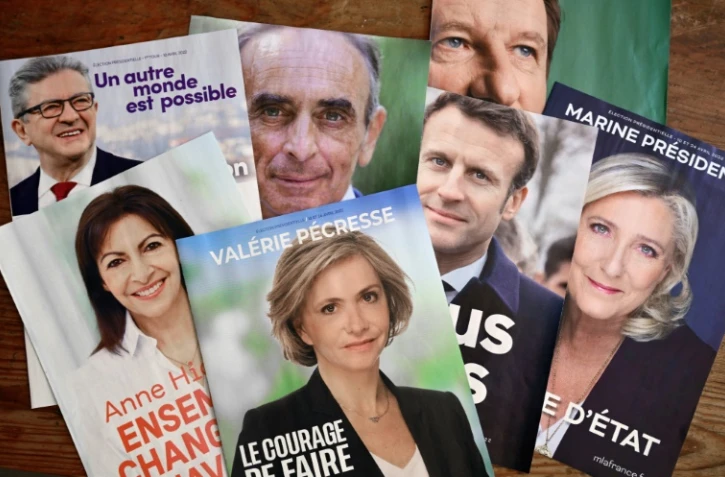 Tracts de candidats à la présidentielle, le 6 avril 2022 à Marseille