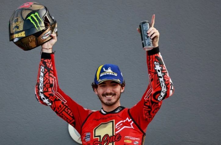 Le pilote italien Francesco Bagnaia fête son second titre de champion du monde de MotoGP remporté à l'issue du Grand Prix de Valence sur le circuit Ricardo Tormo en Espagne le 26 novembre 2023 