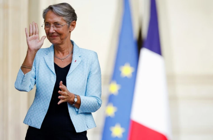 La Première ministre Elisabeth Borne,  sur le péron de Matignon, lors de sa prise de fonction, le 16 mai 2022 à Paris