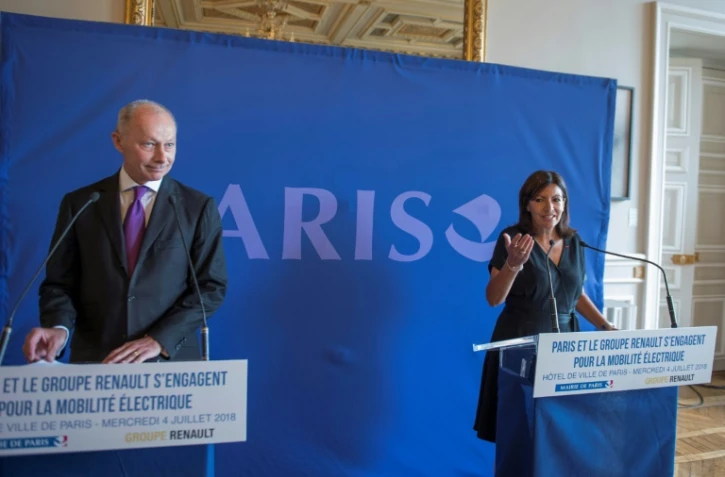 Le directeur général adjoint du groupe Renault Thierry Bolloré donne une conférence de presse avec la maire de Paris Anne Hidalgo à l'hôtel de ville de Paris, le 4 juillet 2018