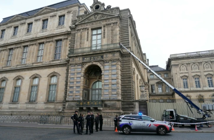 Des policiers près d'un monte-charge utilisé lors d'un cambriolage au musée du Louvre, le 19 octobre 2025 à Paris 