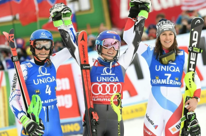 L'Américaine Mikaela Shiffrin (c) pose bras levés après avoir remporté le slalom de Semmering en Autriche, le 29 décembre 2018